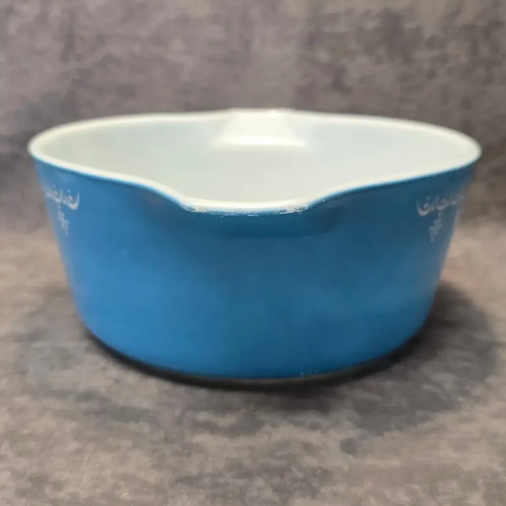 Vintage Pyrex Blue Snowflake Garland Cinderella Mixing Bowl 475-B 2 1/2 QT.